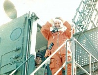 Байконур - Космонавт П.Попович перед полетом.