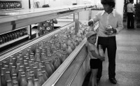 Старые магазины, рестораны и другие учреждения - Молочный отдел универсама, Новокузнецк, 1983 г.