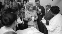 Старые магазины, рестораны и другие учреждения - Супруга Президента США Патриция Никсон пробует мороженое в ГУМе
