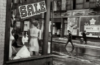 Старые магазины, рестораны и другие учреждения - Витрина магазина нижнего белья в Нижнем Ист-Сайде на Манхеттене