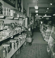 Старые магазины, рестораны и другие учреждения - Ребёнок с корзинкой у полки в супермаркете Братья Вурком