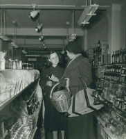 Старые магазины, рестораны и другие учреждения - Две женщины у полки в супермаркете
