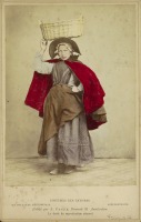 Ретро мода - Женщина с корзиной в традиционном костюме Схевенингена