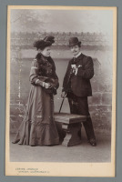 Ретро мода - Мужчина и женщина в костюмах для прогулок