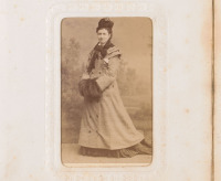 Ретро мода - Портрет женщины в пальто, шляпе и с муфтой