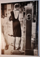 Ретро мода - девушка взвешивается на весах.Мода старое фото.п.п  100 руб