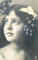 Ретро открытки - Девушка с виноградом