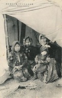 Ретро открытки - Фотооткрытка. Женщины уильта с детьми у входа в жилище. 1930-1940 гг