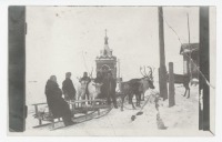 Ретро открытки - Открытка. Оленья упряжка на фоне Александровской церкви.
