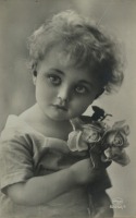 Ретро открытки - Дівчинка з букетом квітів.