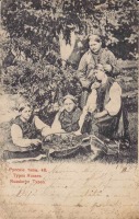Ретро открытки - Русские типы. Деревенские девушки в саду