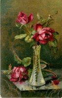 Ретро открытки - Красные розы с бутонами в узкой стеклянной вазе