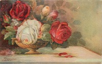 Ретро открытки - Белые и красные розы в низкой золотистой вазе