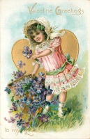 Ретро открытки - Девочка в розовом платье с корзиной фиалок и золотое сердце