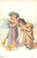 Ретро открытки - Девочки в нарядных платьях и цыплята