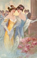 Ретро открытки - Две дамы в вечерних платьях, розовые цветы и меховое манто