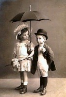 Ретро открытки - Ретро-поштівка.  Хлопчик з дівчинкою під парасолею.