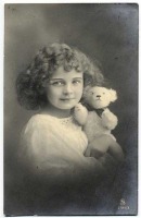 Ретро открытки - Ретро-поштівка.  Дівчинка з медведиком.