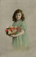Ретро открытки - Девочка в зелёном платье с корзиной роз