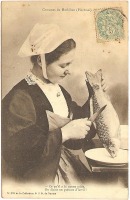 Ретро открытки - Ретро-поштівка.  Франція. Молода жінка чистить рибу.