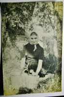 Ретро открытки - Девочка с корзиной в лесу.