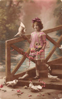 Ретро открытки - Девочка на мостике и голуби