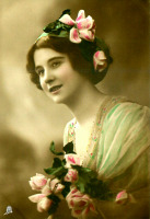 Ретро открытки - Девушка с букетом роз