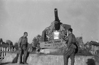 Прибалтика - Памятник артиллеристам в районе Вильнюсской области в одной из деревень , июль 1944 г.