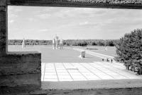 Латвия - Вид на мемориальный комплекс из просвета бетонной стены