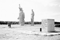 Латвия - Мемориал «Саласпилс».  Монумент на месте казней