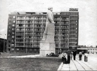 Латвия - Даугавпилс.   Памятник В.И. Ленину и гостиница 