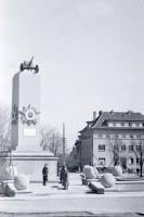 Литва - Памятник воинам, павшим в боях за освобождение города от немецких захватчиков, на центральной площади Клайпеды