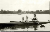 Литва - Владелец кафе-ресторана в Убермемеле со своими детьми в лодке на прогулке по реке