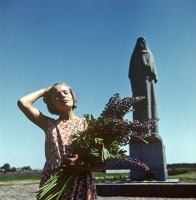 Литва - Девушка с цветами около памятника 