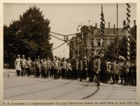 Рига - П.А. Столыпин в группе сопровождающих Николая II лиц на улицах Риги.
