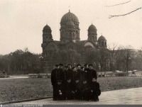Рига - На фоне Кафедрального собора Рождества Христова (4 рота СМО, 1954-1958)