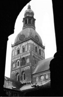 Рига - Башня Домского собора из под арки внутренней галереи