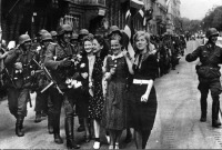 Рига - Рижанки встречают немецких солдат 1 июля 1941 г