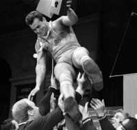 Таллин - Болельщики качают советского атлета Яна Тальтса, установившего мировой рекорд на чемпионате Европы по тяжелой атлетике 1968 года.