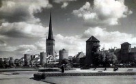 Таллин - Городская стена и церковь Олевисте
