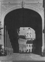Вильнюс - Вид через арку здания филармонии