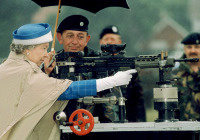 Великобритания - Елизавета II стреляет из британской штурмовой винтовки L85