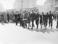 Лондон - Civilians and service personnel in London's Picadilly Circus celebrate the news of Allied Victory over Japan in August 1945. Великобритания,  Англия,  Большой Лондон