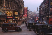 Лондон - Shaftesbury Avenue from Piccadilly Circus, in the West End of London. Великобритания,  Англия,  Большой Лондон