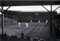 Лондон - Wimbledon men's doubles final, from left: Josiah Ritchie and Tony Wilding (this side of the net) vs. Herbert Roper Barrett and Arthur W. Gore Великобритания , Англия , Большой Лондон