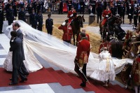 Лондон - Диана Спенсер (будущая принцесса Диана) в день венчания с принцем Чарльзом в сопровождении отца входит в собор св. Павла, 29 июля 1981 г.