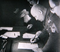 Мюнхен - Б. Муссолини подписывает Мюнхенское соглашение. 29 сентября 1938 года