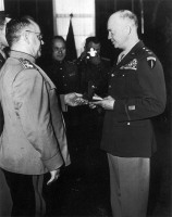 Франкфурт-на-Майне - Маршал Жуков вручает генералу Эйзенхауэру высший советский военный орден «Победа».