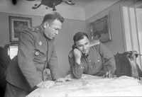 Венгрия - Генерал-майор Фролов на командном пункте отдает приказ по телефону, относительно боевых действий советских войск на улицах Будапешта