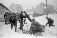 Будапешт - Советские минометчики устанавливают миномет на огневом рубеже в одном из районов Будапешта